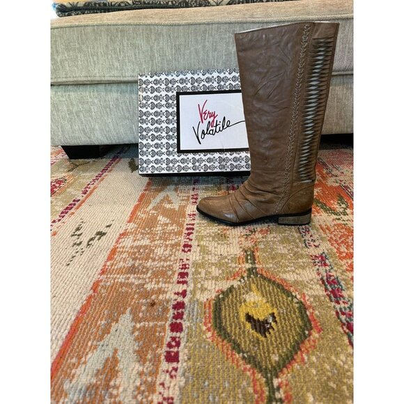 Very Volatile Fringe Taupe Ruched And Shredded Riding Boots Size 7.5 - Picture 2 of 6